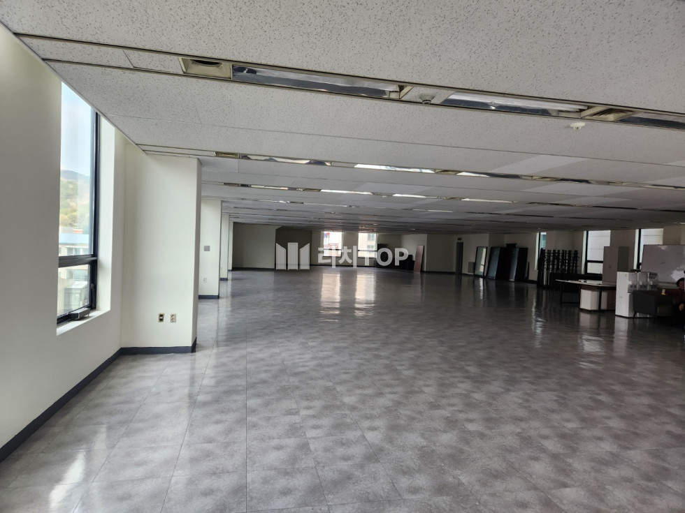 경남 창원시 마산회원구 석전동 \u2714 석전동 마산역 스타벅스 인근 대형 사무실 자리 임대/ 스크린골프장, 체육시설, 사무실등 추천 월세 매물번호 12285 사진 2