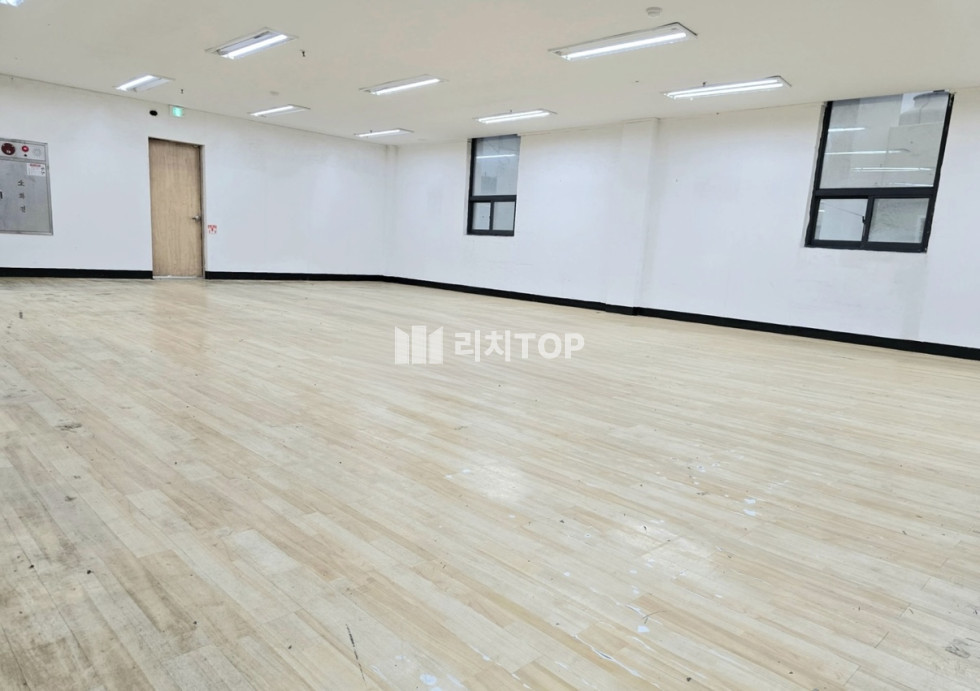 경남 창원시 마산합포구 남성동 \u2714\ufe0f 마산 창동 부림시장 입구 제일 큰 건물 2층 임대 병원,사무실,체육시설등 추천 월세 매물번호 12786 사진 2