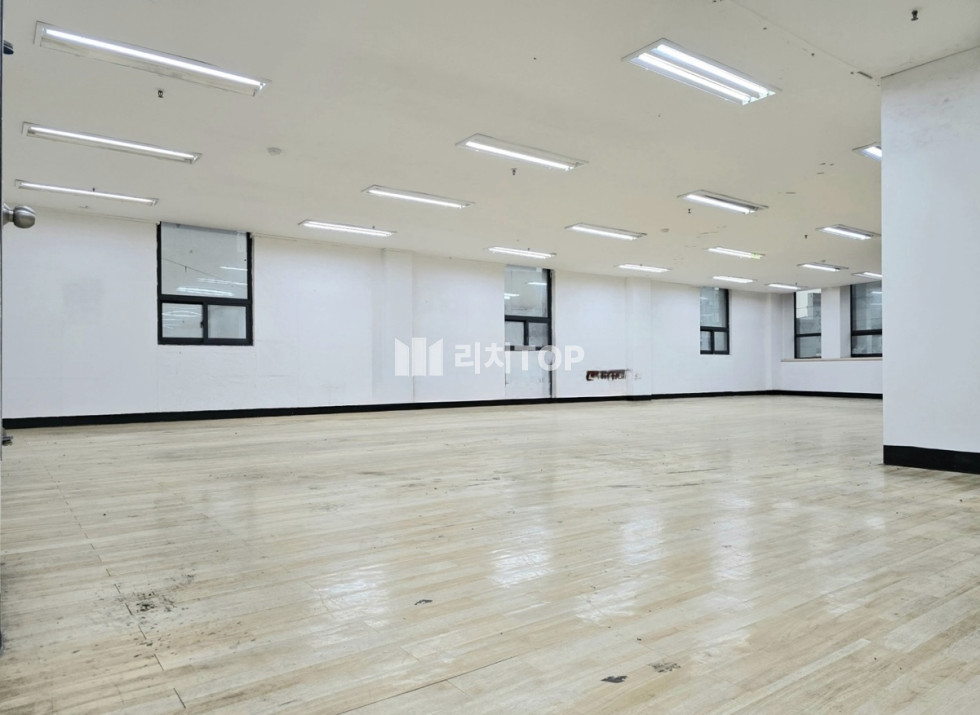 경남 창원시 마산합포구 남성동 \u2714\ufe0f 마산 창동 부림시장 입구 제일 큰 건물 2층 임대 병원,사무실,체육시설등 추천 월세 매물번호 12786 사진 3