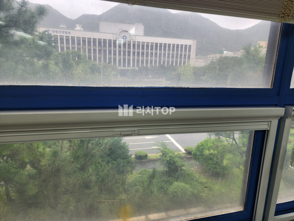 경남 창원시 성산구 사파동 법원 정문 바로 앞에 위치, 횡단보도 앞이라 노출과 접근성이 좋음 월세 매물번호 12876 사진 1