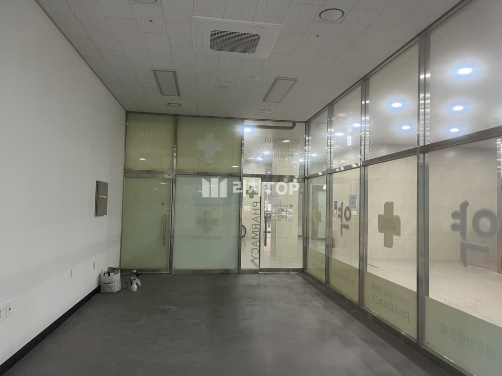 경남 창원시 성산구 대원동 대원초 바로 앞 제일 유명한 상가, 1층 메인 자리, 무권리, 시스템에어컨 천장 바닥 공사 되어있음 월세 매물번호 12962 사진 1
