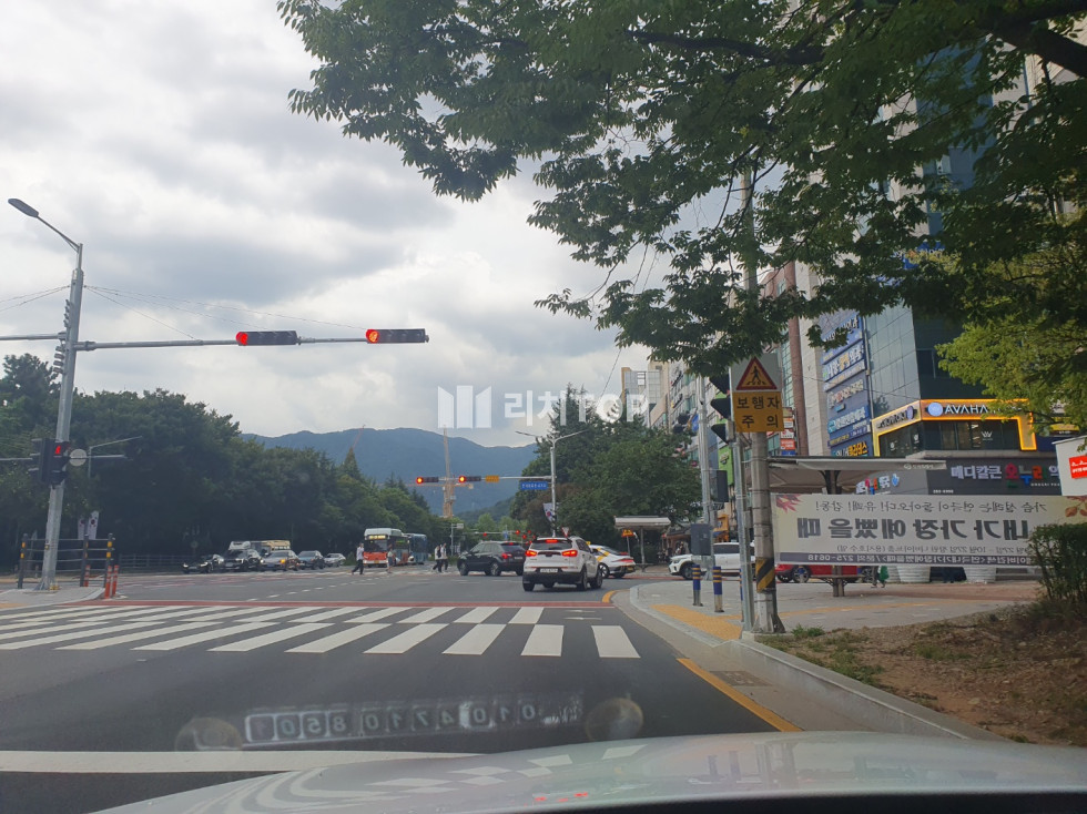 경남 창원시 성산구 상남동 ​ \u2714\ufe0f상남동 1층 상가임대 \u2714\ufe0f실52평 \u2714\ufe0f도로전면 노출 최고자리 \u2714\ufe0f대형 교차로 사거리인근 (유동인구 최다) \u2714\ufe0f전면넓은 상가 (실제평수보다 넓어보임) \u2714\ufe0f판매점/프랜차이즈/오락실 등 추천! 월세 매물번호 13040 사진 1