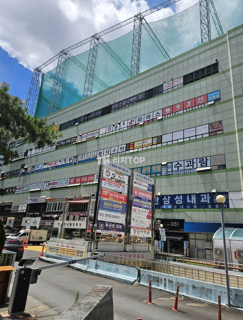 경남 창원시 성산구 상남동 \u2705\ufe0f상남동 상가임대(실53평) \u2705\ufe0f스카이웰빙상가(학원적합매물) \u2705\ufe0f학생 및 학부모 유동인구 최다 \u2705\ufe0f접근성 좋음 \u2705\ufe0f주차편리 \u2705\ufe0f학생 이동동선 유리 월세 매물번호 13078 사진 1