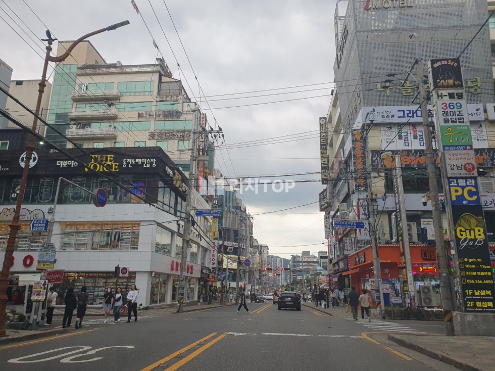 경남 창원시 성산구 상남동 \u2705\ufe0f상남동 2층\u2705\ufe0f실38평 \u2705\ufe0f 상남동 메인도로 전면(입지최상) \u2705\ufe0f유동인구 최다상가 \u2705\ufe0f깔끔한 내부시설 \u2705\ufe0f사무실/뷰티샵/미용 아카데미/식당 등 월세 매물번호 13080 사진 1
