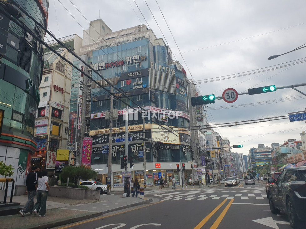 경남 창원시 성산구 상남동 \u2714\ufe0f상남동 2층, 실20평 \u2714\ufe0f낮시간대 유동인구 많음 \u2714\ufe0f학원/식당/관공서 인프라 \u2714\ufe0f저렴한 월세 \u2714\ufe0f무권리 \u2714\ufe0f현재 철거 누드공실 상태 ​ 월세 매물번호 13082 사진 1