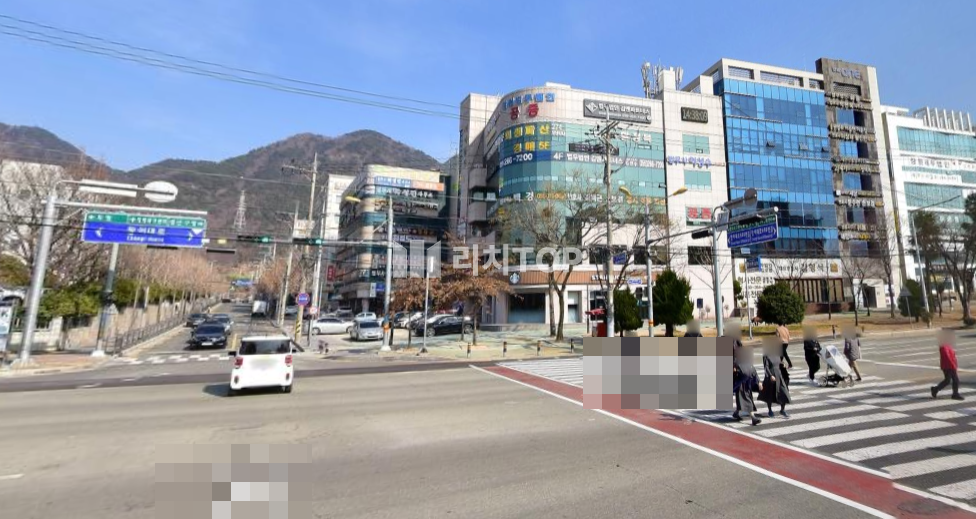 경남 창원시 성산구 사파동 \u2714\ufe0f창원법원 사거리 바로 인근 상가 (유동인구 최다) \u2714\ufe0f실46평 \u2714\ufe0f변호사 사무실 임차중 \u2714\ufe0f대형 공영주차장 바로인근 \u2714\ufe0f미래투자가치 안정성 있는 상가 해당매물 입지 상권분석 매매 매물번호 13105 사진 1