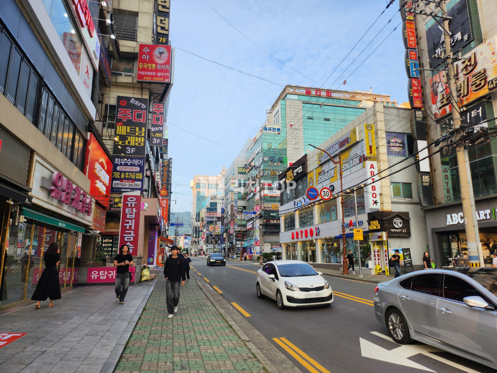 경남 창원시 성산구 상남동 \u2705\ufe0f상남동 대형(퓨전)노래방 임대 \u2705\ufe0f룸11개 \u2705\ufe0f실64평 \u2705\ufe0f상남동 최요지 \u2705\ufe0f저렴한 권리금 월세 매물번호 13123 사진 1