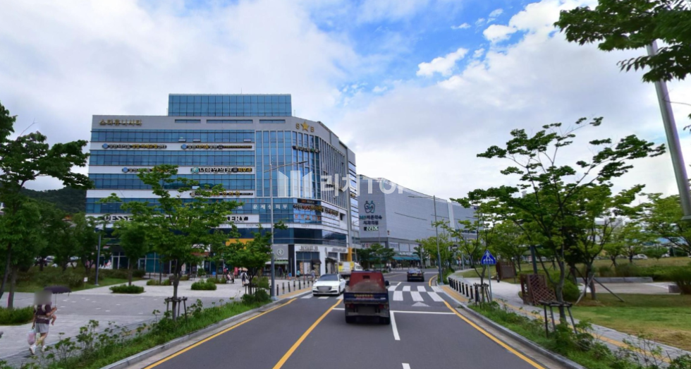경남 창원시 의창구 중동 ​ \u2705\ufe0f창원 중동 대형상가 임대 (대형사무실 임대) \u2705\ufe0f약 실140평 \u2705\ufe0f신축상가 \u2705\ufe0f주차편리 \u2705\ufe0f사무실 인테리어 완비 \u2705\ufe0f정원있는 넓은 야외테라스 공간 별도 있음 \u2705\ufe0f룸4개 + 대형홀 \u2705\ufe0f천장형 시스템에어컨 총4대 월세 매물번호 13149 사진 1