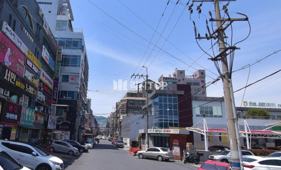 경남 창원시 의창구 봉곡동 \u2714\ufe0f창원 봉곡동 상가임대 \u2714\ufe0f1층//실13평 \u2714\ufe0f코너각지 상가 (접근성 및 광고노출효과 최고) \u2714\ufe0f대형교차로 코너각지,사거리 위치 \u2714\ufe0f주변 인프라 훌륭 (최고상업지.대형병원.주거지 밀집) \u2714\ufe0f[소매점,휴게음식점,테이크아웃카페,분식점,부동산사무실 등] 추천 월세 매물번호 13165 사진 1