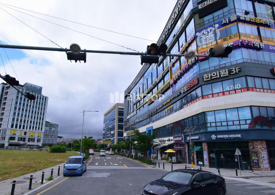 경남 창원시 의창구 중동 \u2714\ufe0f창원 중동 핵심요지 상가임대\u2714\ufe0f대형평수\u2714\ufe0f실91평\u2714\ufe0f귀한대형평수\u2714\ufe0f접근성,유동인구 최다\u2714\ufe0f접근성 좋은 \u2714\ufe0f프랜차이즈 밀집구역\u2714\ufe0f학원.대형사무실 추천\u2714\ufe0f부분 평수권리금 월세 매물번호 13188 사진 1