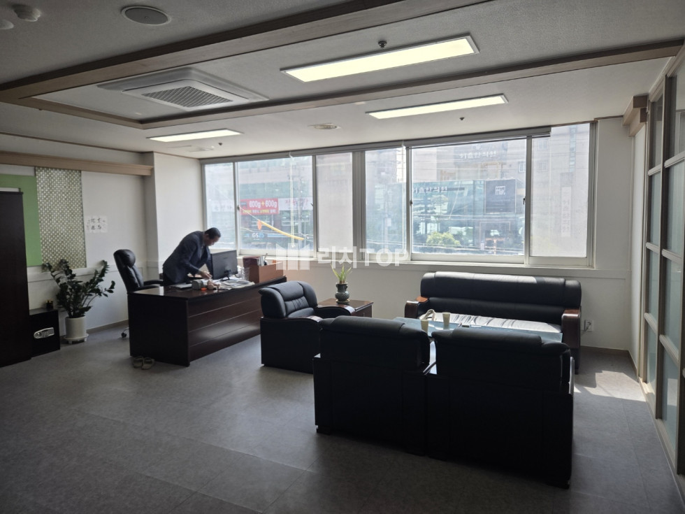 경남 창원시 마산합포구 오동동 내부 인테리어 깔끔하게 된 2층 사무실 매물입니다. 해안도로 사무실 강력추천 매물 월세 매물번호 14048 사진 3