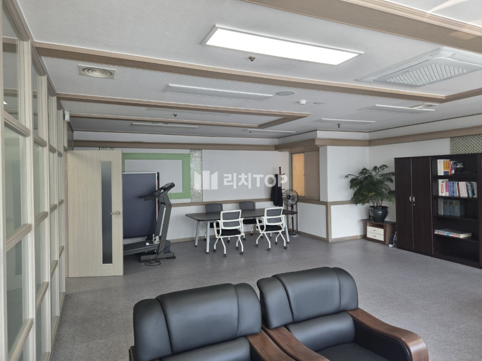 경남 창원시 마산합포구 오동동 내부 인테리어 깔끔하게 된 2층 사무실 매물입니다. 해안도로 사무실 강력추천 매물 월세 매물번호 14048 사진 4