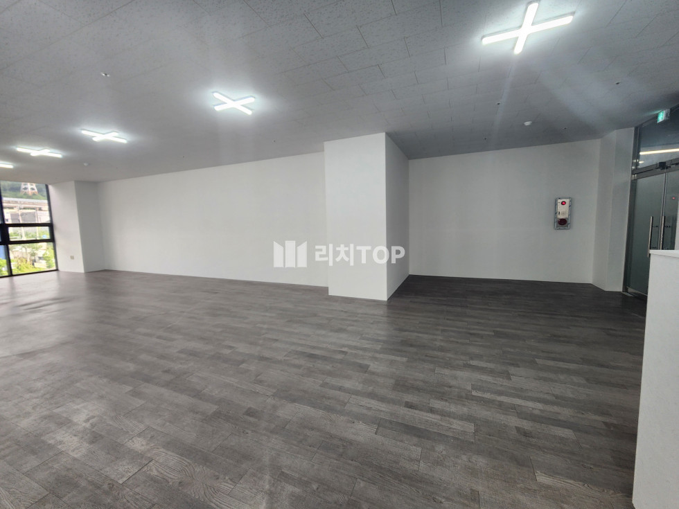 경남 창원시 성산구 성주동 ✔️ 30평대 사무실 임대 현재 인테리어 완료 새에어컨 설치 월세 매물번호 14142 사진 10