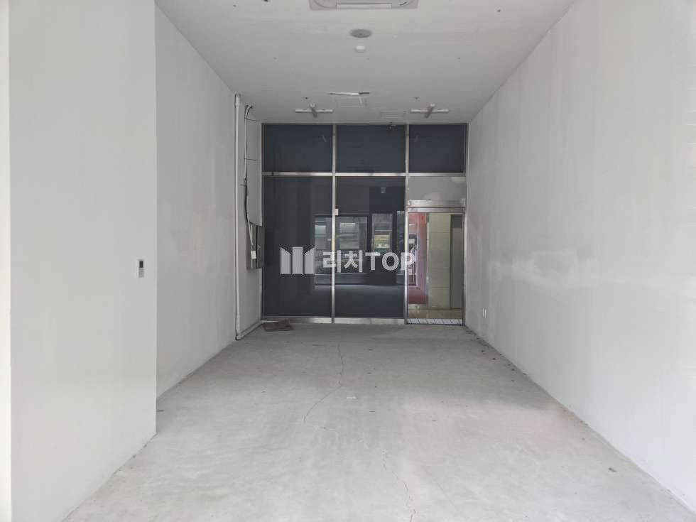 인천 서해구 청라동 161-1 지웰에스테이트동 청라 1동 전용9 | 1층 | 무권리 공실 | 유동 인구 탄탄함 월세 매물번호 10468 사진 1