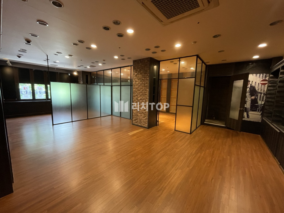 경남 창원시 성산구 중앙동 창원 중앙동 인테리어 되어있는 사무실 임대 - 보1천 월80 무권리 월세 매물번호 11020 사진 1
