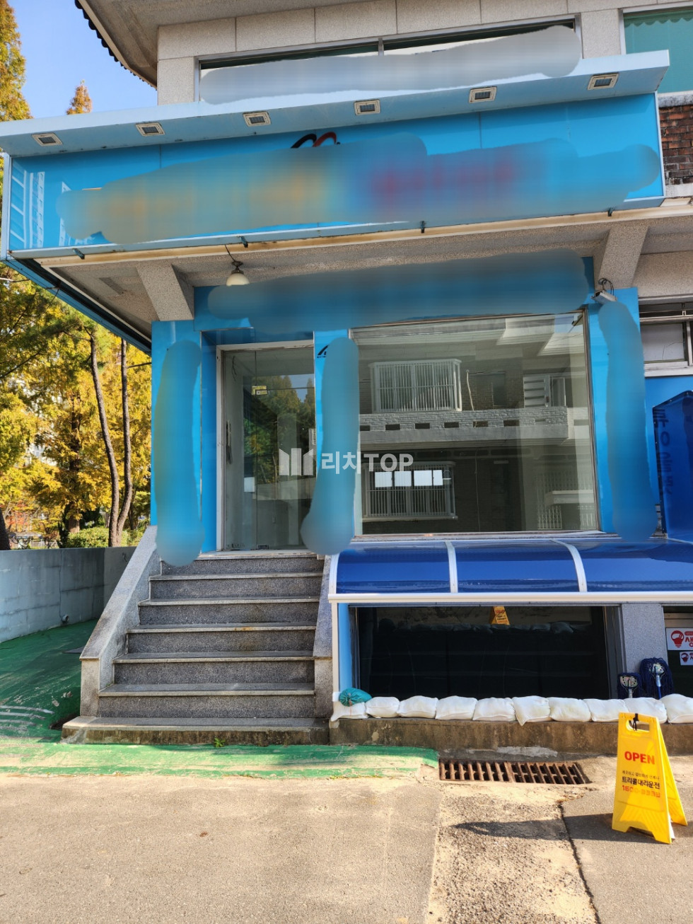 경남 창원시 성산구 중앙동 \u2605 중앙동 더샵 맞은편 대로변 큰창 가진 1층 상가 임대/옆호실과 합해서도 임대가능 (총38py) 월세 매물번호 11160 사진 2