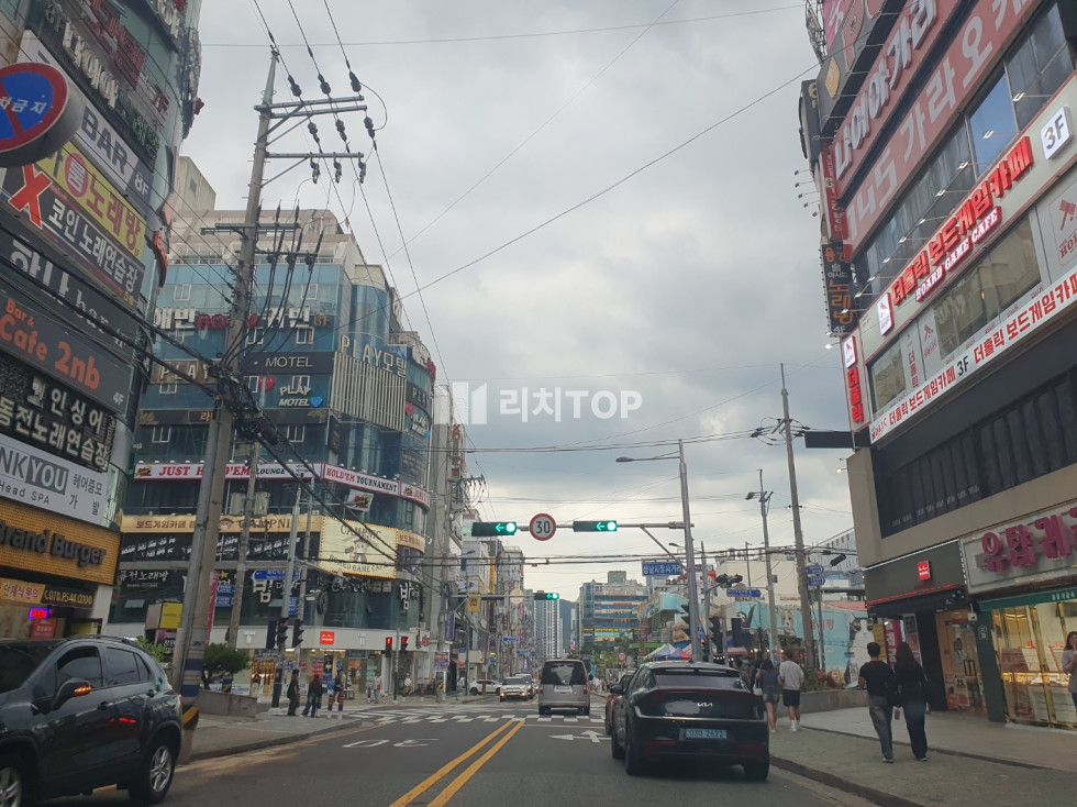 경남 창원시 성산구 상남동 \u2714\ufe0f상남동 코너각지 2층 상가[약 실48평] \u2714\ufe0f교차로 코너각지 상남동 최중심 위치! \u2714\ufe0f무권리 \u2714\ufe0f위치+평수 대비 저렴한 임대료 \u2714\ufe0f유동인구 최다구역 \u2714\ufe0f도로전면상가 (광고노출효과 최고) ​ 월세 매물번호 11218 사진 1