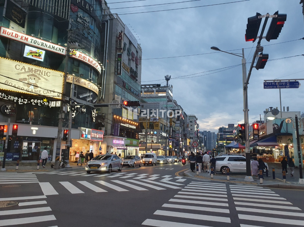 경남 창원시 성산구 상남동 상남동 매출 최고 모텔 매매!!\u2714\ufe0f상남동 최중심 위치 (접근성 좋음) \u2714\ufe0f객실수 31개 \u2714\ufe0f융자21억 \u2714\ufe0f3년전 올리모델링 완료 \u2714\ufe0f매출 아주 좋은 모텔 매매 매물번호 11221 사진 1