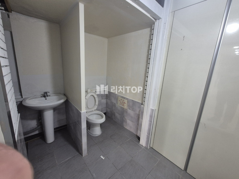 경남 창원시 성산구 중앙동 중앙동 이마트 인근 1층 공실 상가 임대, 기본인테리어 있음, 실내 화장실 있음 월세 매물번호 11527 사진 3