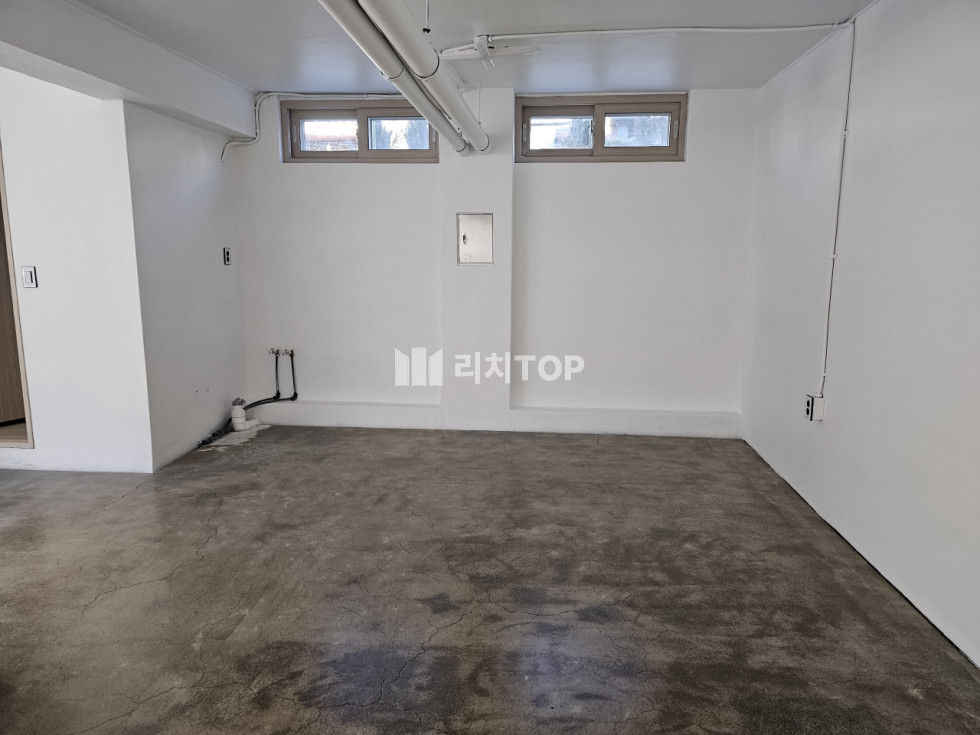 경남 창원시 성산구 용호동 가로수길 귀한 무권리 , 방수 방습 리모델링 되어있음 월세 매물번호 12032 사진 2